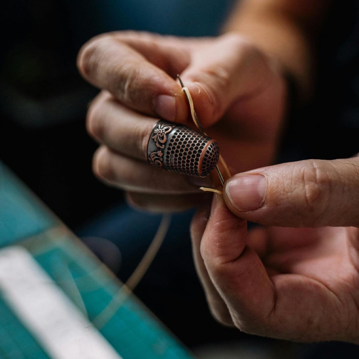 FR 4Pcs Sewing Thimbles, Metal Thimbles for Hand Sewing Finger Protector Knitting Needlework DIY Tools Red Copper