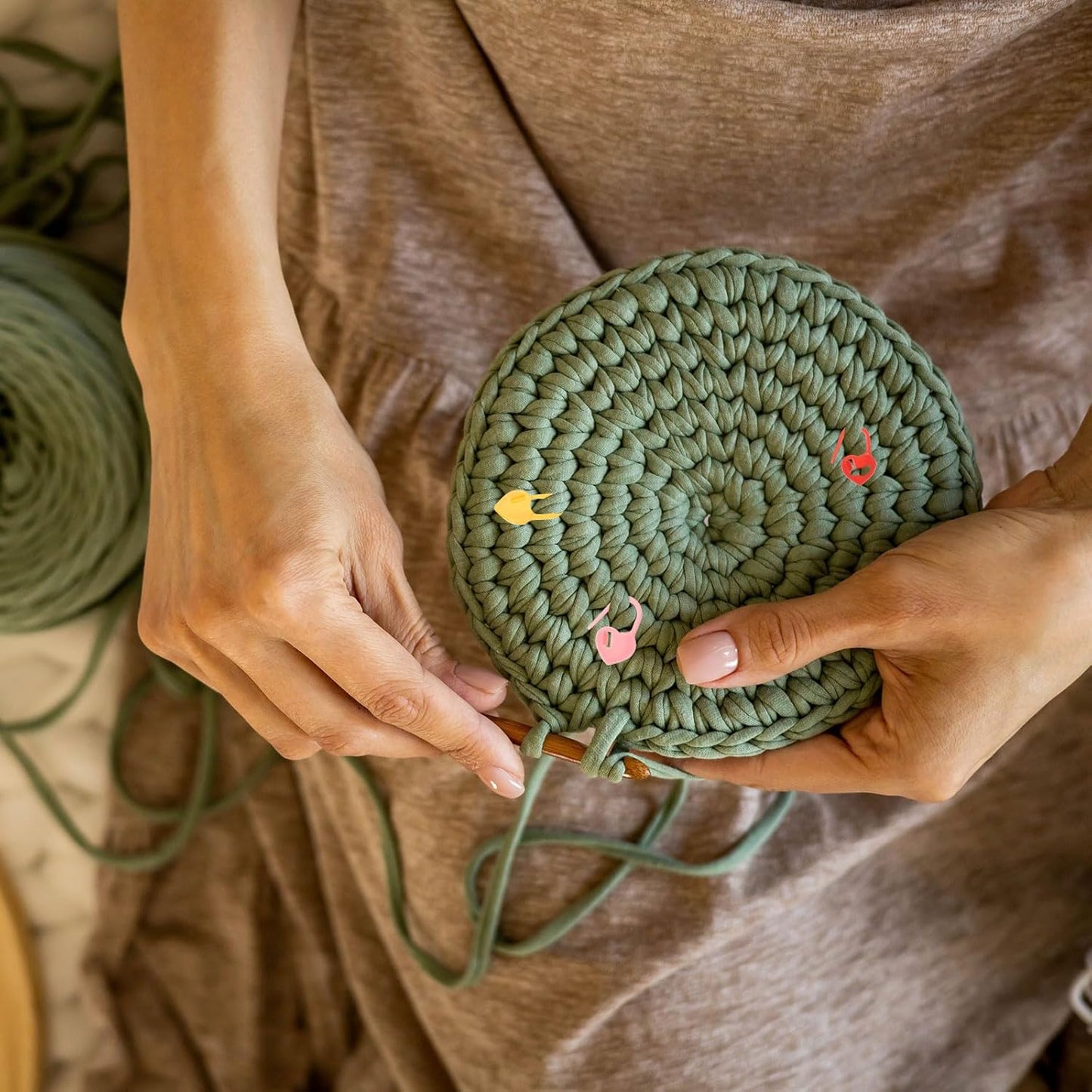 uxcell 200pcs Stitch Markers for Crocheting, Heart Shaped Crochet Marker Needle Clip Counter for Knitting Clothing Tag DIY Craft,Red