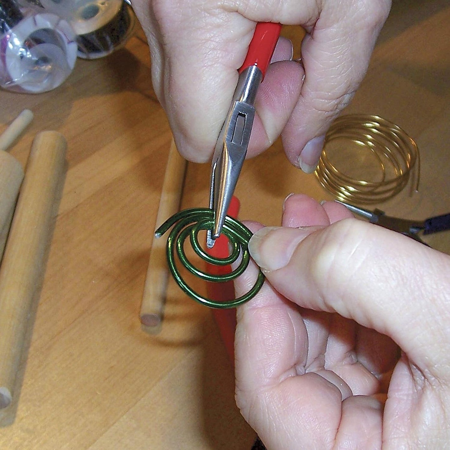 The Beadsmith Anodized Aluminum Wire – 12 Gauge – 39 feet – Kelly Green Color – Bendable Craft Wire Used to Jewelry Making, Wire Wrapping, Sculpting, Floral, Modeling and Other DIY Arts & Crafts