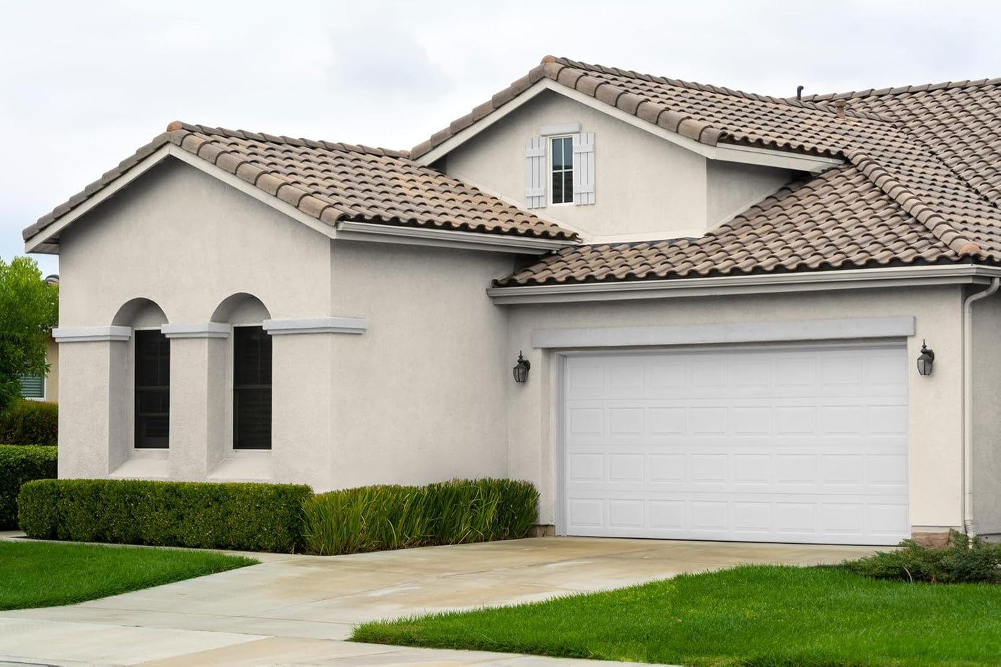 EVOLVE Paint & Primer: Environment-friendly, Low Sheen with One-coat Coverage for Interior & Exterior surfaces (Coconut Cream, 1-Gallon)