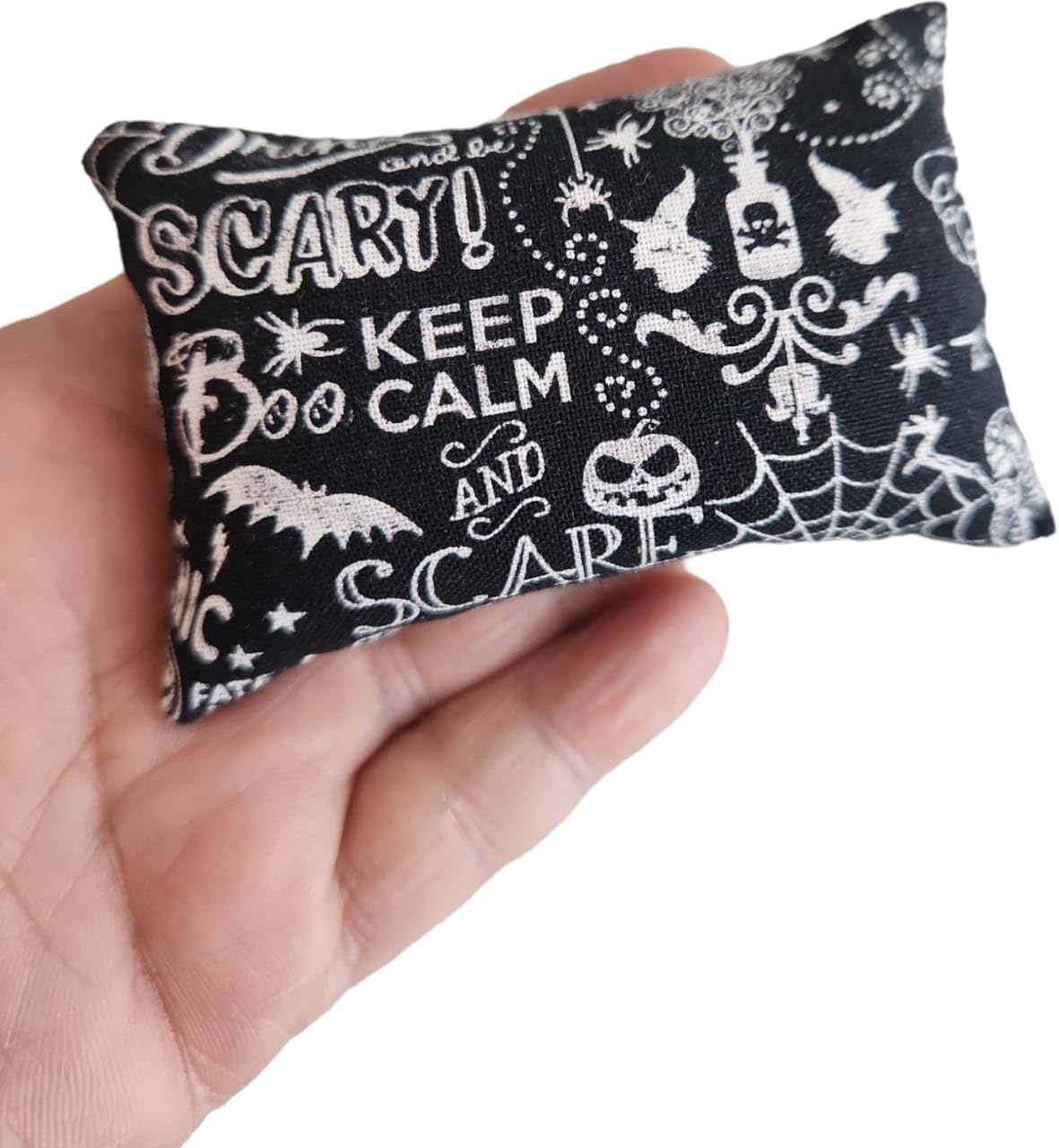 Nakpunar Emery Pincushion - Keep Your Needles Clean and Sharp - Filled with Abrasive Emery Mineral (2"x3", Daisies on Red Polka Dots)