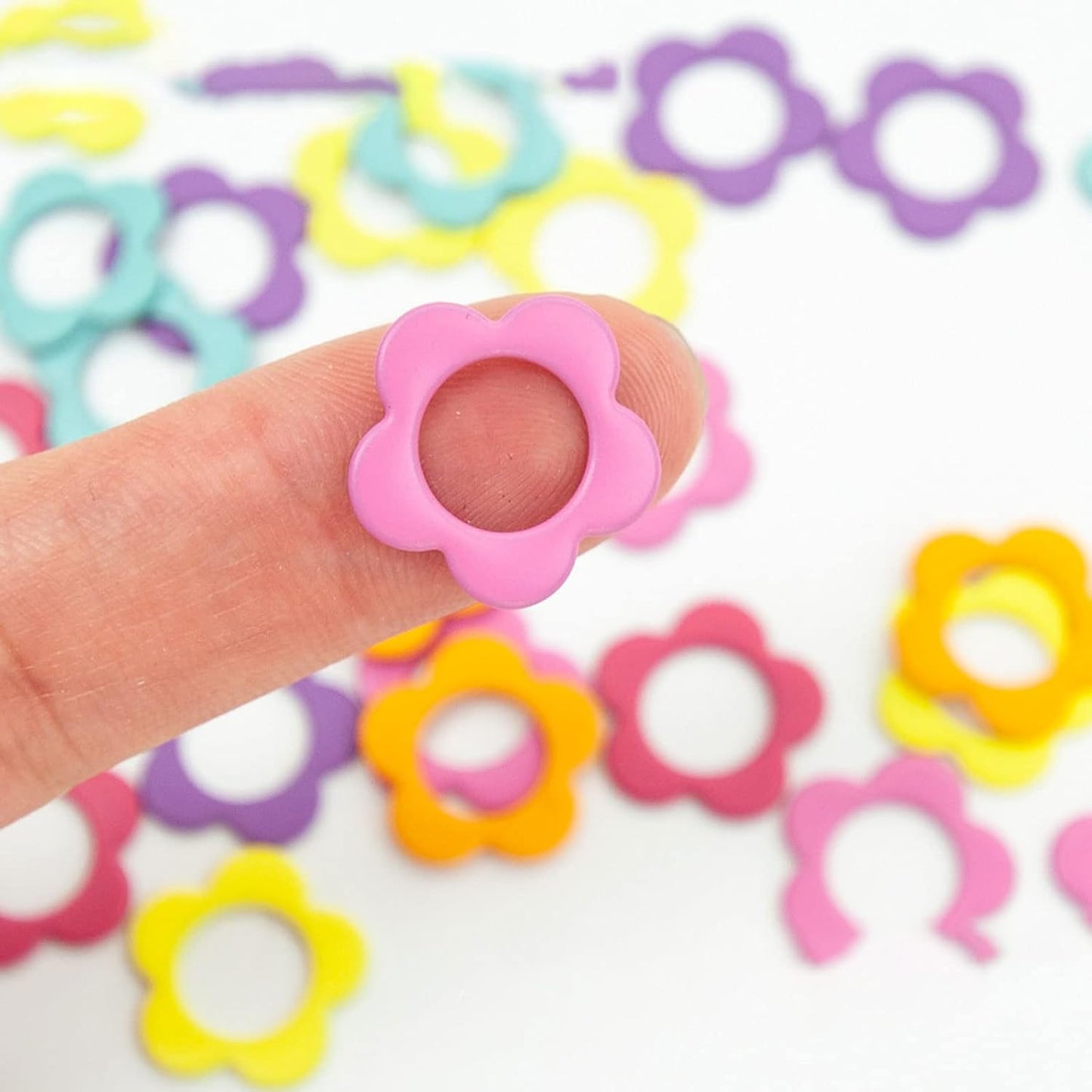 Hilsayum 30PCS Mini Size Stitch Markers Flower Shape Metal Stitch Markers Ring Multicolor Crochet Markers Knitting Weaving Tools