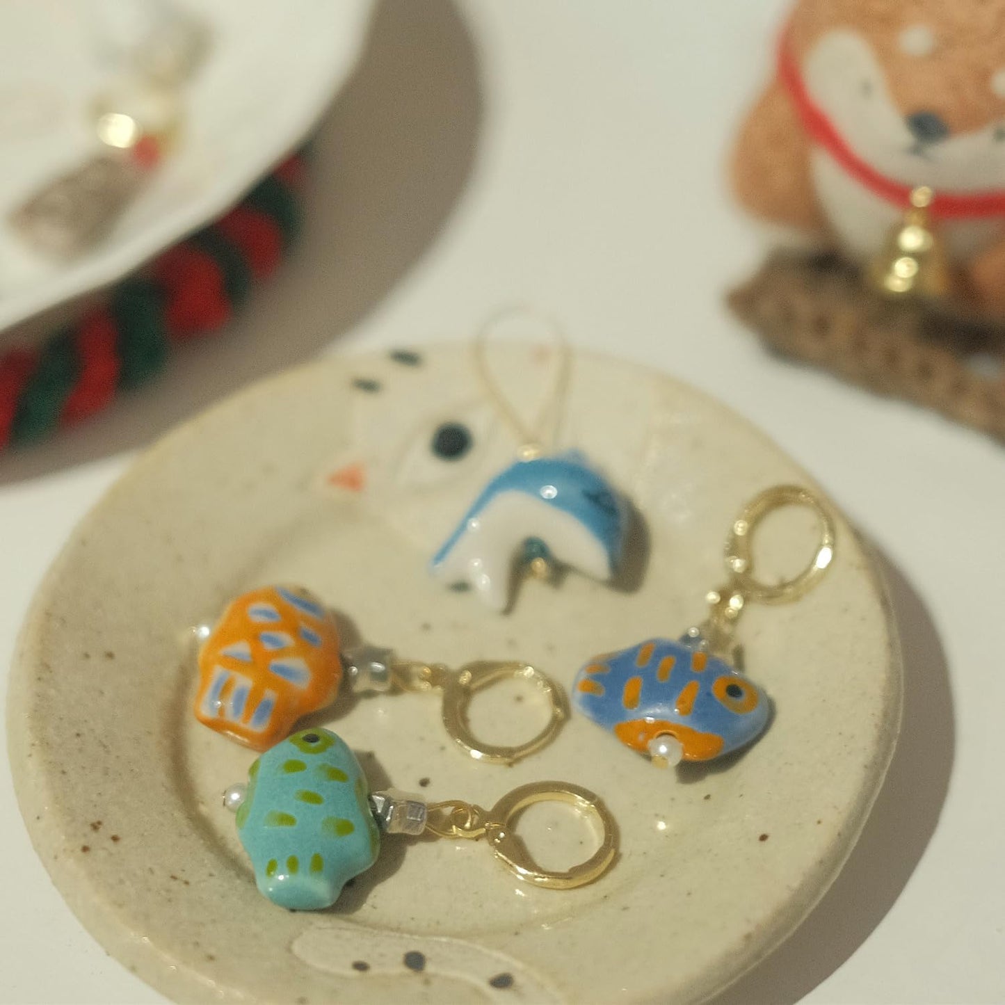 Handmade Ocean Fish Stitch Markers 4 PCS in One Case, Three Tropical Fish with Removable Markers, One Dolphin Closed Ring for Knitting and Crochet