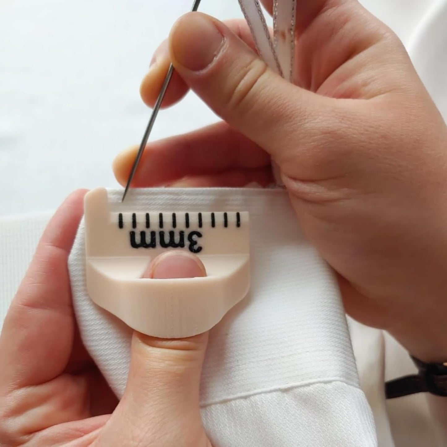 Sewing Finger Ruler for Even Stitches, Magnetic Seam Guide Sewing Kit Supplies Non-Slip Template Mini Measuring Gauge 4mm 3mm 2mm, Quilting Templates Precision Sewing DIY Handmade Sewing Tool (Gray)