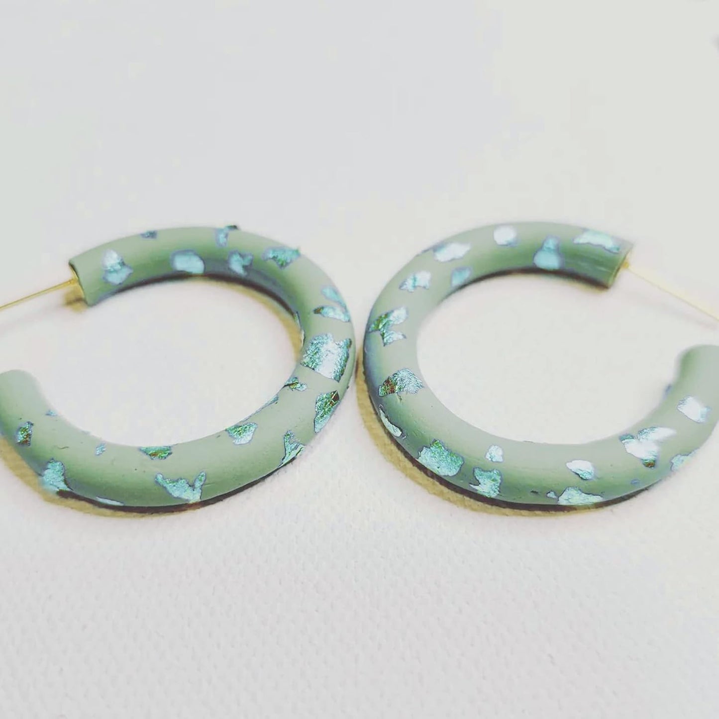 KINNO Gold Leaf Sheets - 100 Sheets, Cyan Gold Foil for Arts, Decoration, Gilding, Handcrafts, Picture Frames, Paintings, Furniture, Wall (3.15 x 3.35 Inches)