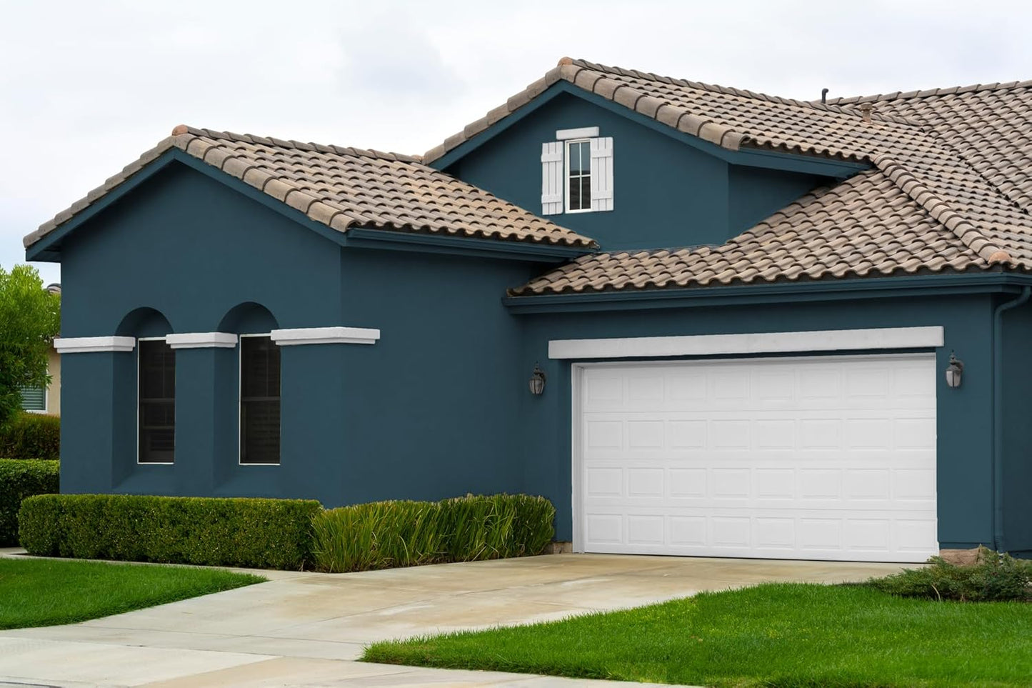 EVOLVE Paint & Primer: Environment-friendly, Eggshell with One-coat Coverage for Interior & Exterior surfaces (Deep Blue, 5-Gallon)