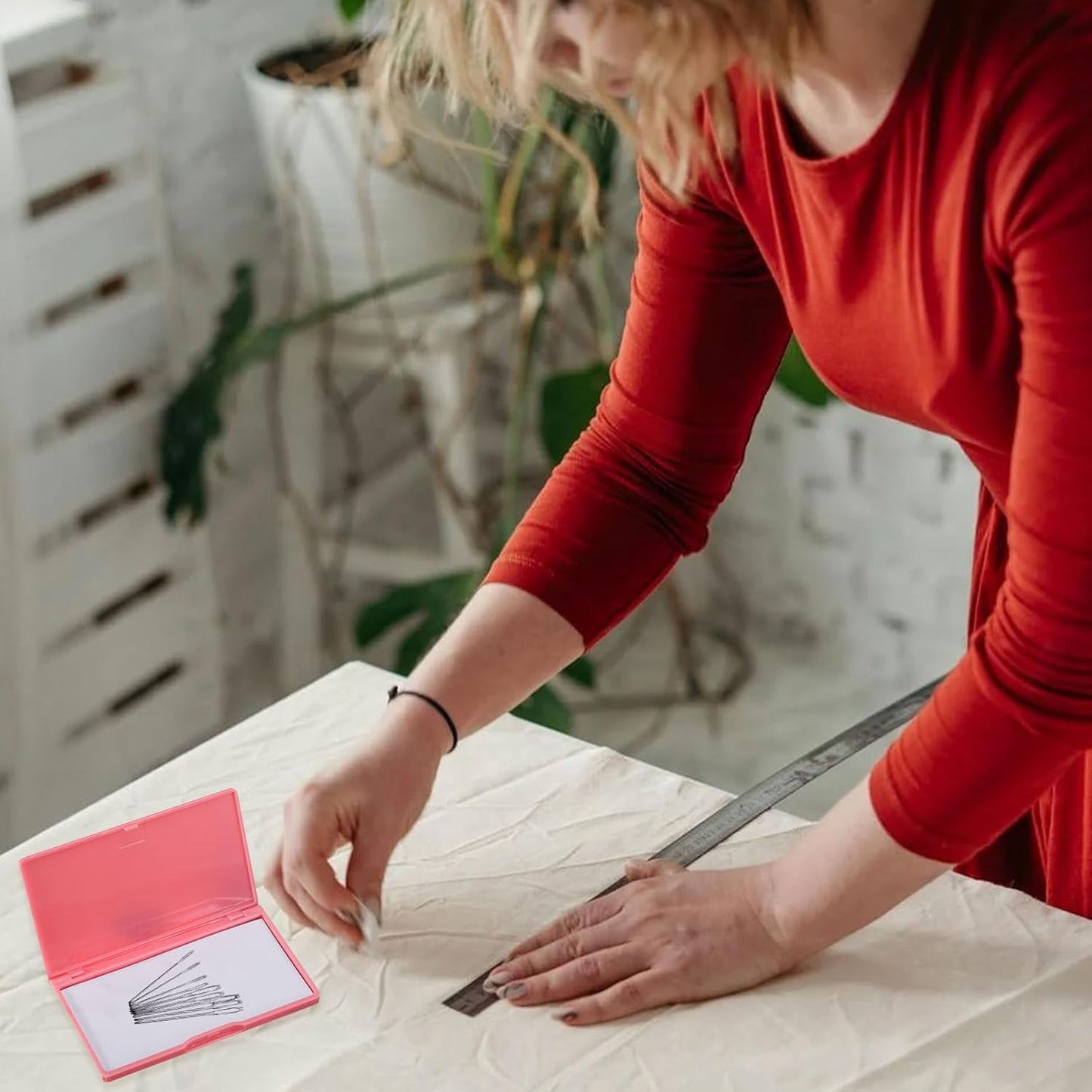 PATIKIL Magnetic Needle Storage Case, Plastic Portable Sewing Pin Keeper Needle Organizer Box Container for Embroidery Knitting Stitching, Pink