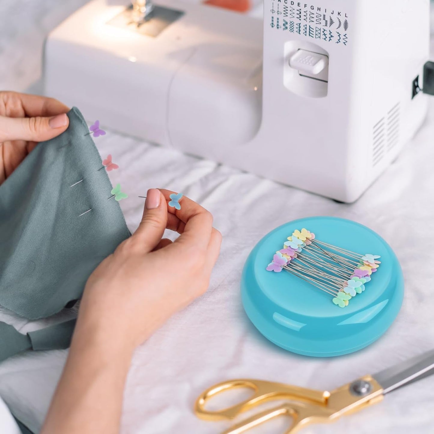 Oukitoymer Magnetic Pin Cushion with 100pcs Butterfly Head Straight Pins, Bobby Pin Holder for Sewing, Magnet Needle Cushion, Paper Clip Collector, Secure Pin Storager, Sewing & Quilting Accessories