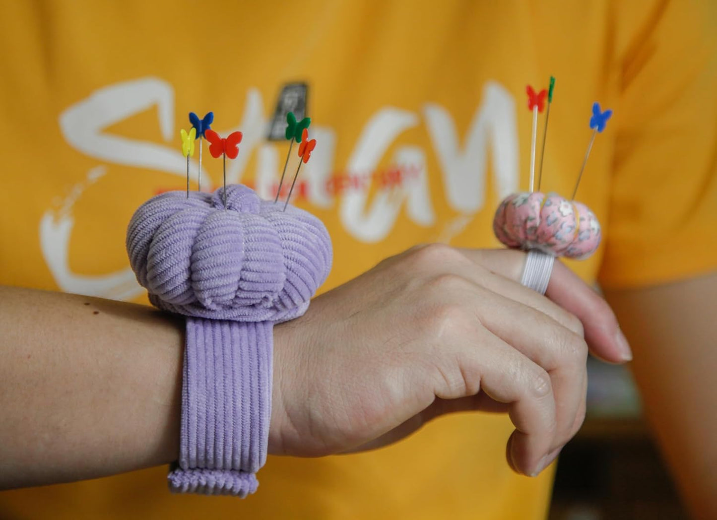 Wrist Pin Cushions, Sewing Needle Cushion kit with 1Pcs Elastic Strap Finger Ring Pincushions, Adjustable Strap Handcraft Needles Holder for Sewing and Quilting. (Purple)