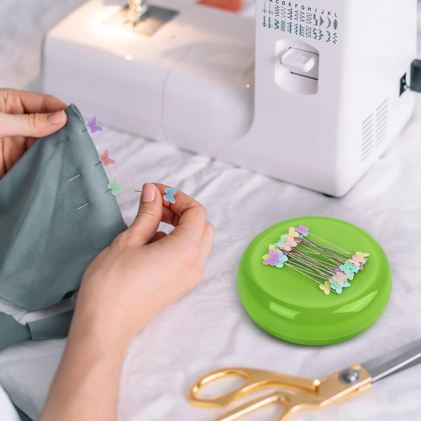 Oukitoymer Magnetic Pin Cushion with 100pcs Butterfly Head Straight Pins, Bobby Pin Holder for Sewing, Magnet Needle Cushion, Paper Clip Collector, Secure Pin Storager, Sewing & Quilting Accessories