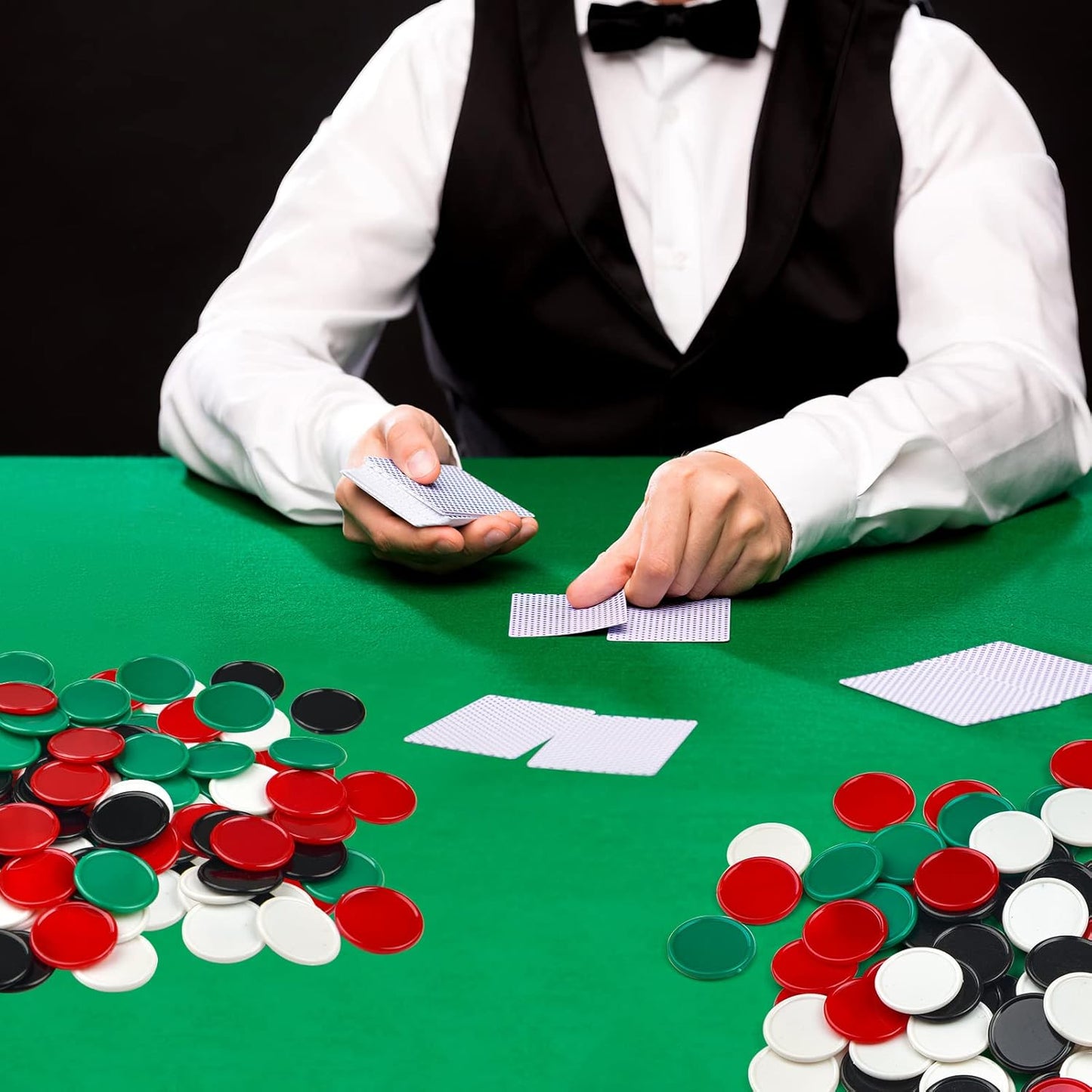 Coopay 1 1/2 Inches Plastic Poker Chips Learning Counters Disks Bingo Chip Counting Discs Markers for Math Practice and Poker Card Game Tokens, Teaching Rewards, 200 Pieces (Red, Green, White, Black)