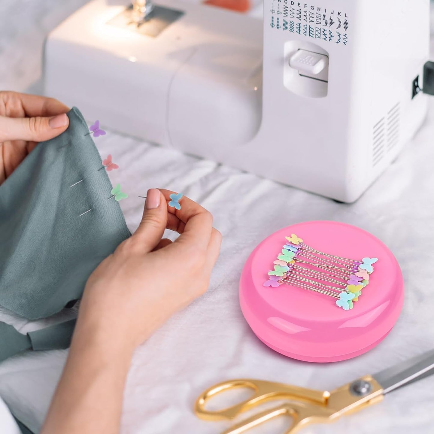 Oukitoymer Magnetic Pin Cushion with 100pcs Butterfly Head Straight Pins, Bobby Pin Holder for Sewing, Magnet Needle Cushion, Paper Clip Collector, Secure Pin Storager, Sewing & Quilting Accessories