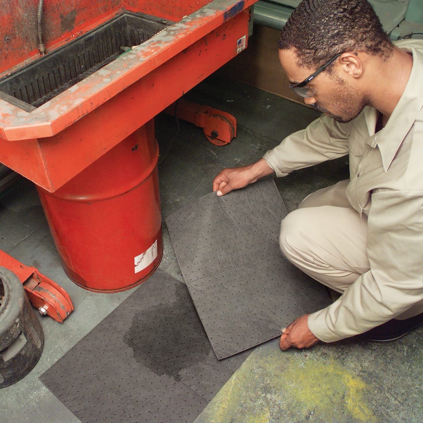 PIG Mat | Oil Absorbent Mat | 15" W x 20" L | Lightweight Pads | Absorbs Up to 14 oz per pad | 200 | MAT135