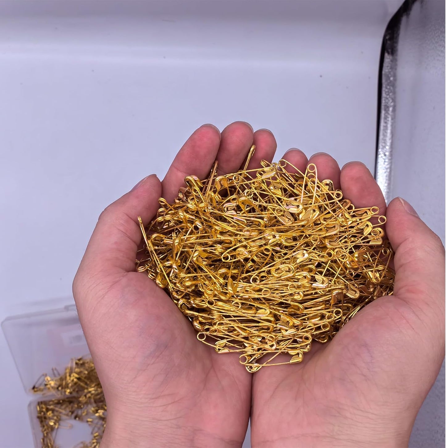 1000PCS Safety Pins, 1.1 inch Small Safety Pins, Rust-Resistant Nickel Plated Steel, Sharp Edge Safety Pin for Clothes, Sewing, 28mm Decorative Safety Pins Assorted (Gold)