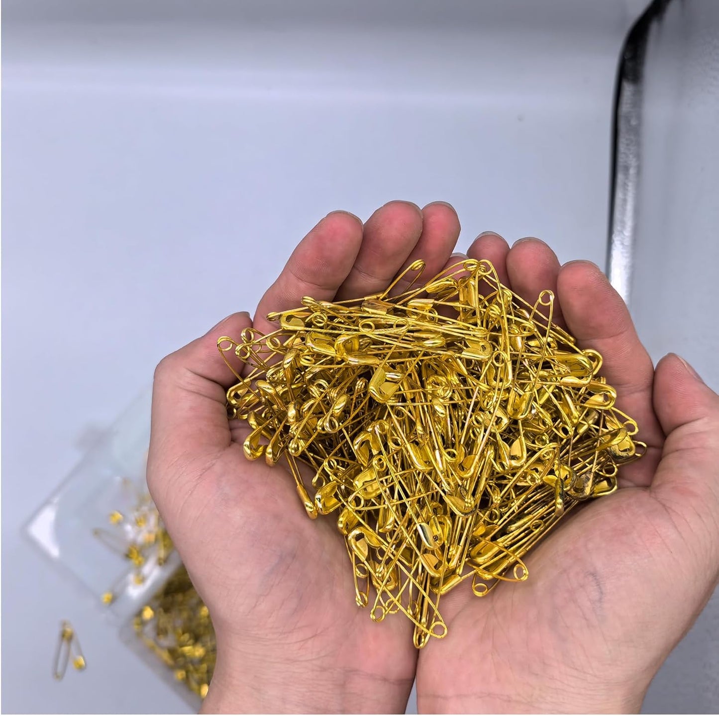 Safety Pins, 600PCS-1.5Inch Small Safety Pins, Rust-Resistant Nickel Plated Steel, Sharp Edge Safety Pin for Clothes, Sewing, Arts & Craft, 38mm Decorative Safety Pins (Gold), UR-28