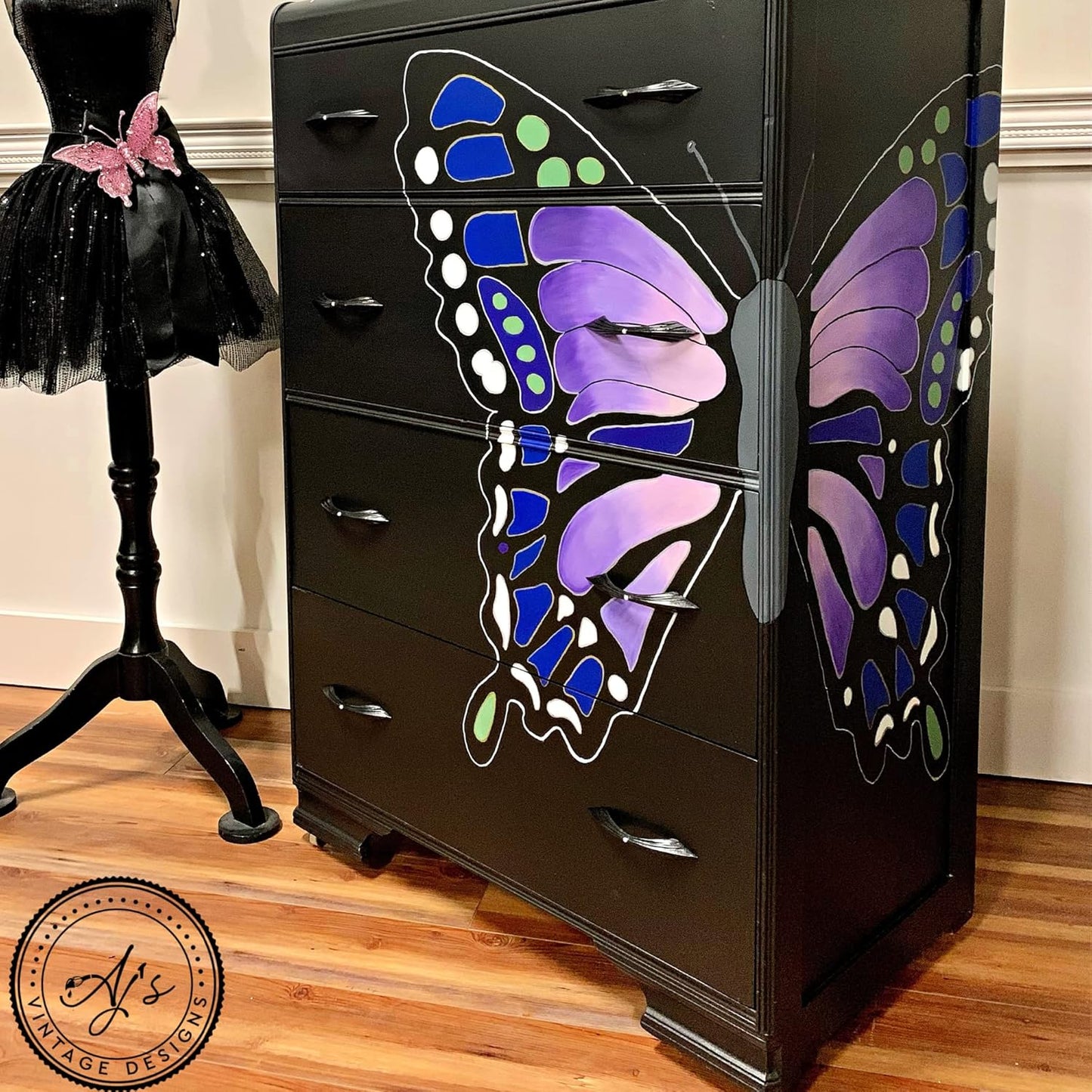 Dixie Belle Paint Company Chalk Finish Furniture Paint - Lucky Lavender (32oz) - Matte Pastel Purple Chic Chalk Mineral DIY Furniture Paint