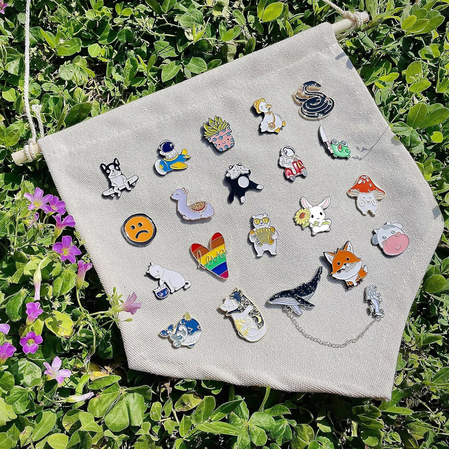 20/40/50 Pcs Cute Enamel Backpack Pins, Funny Anime Enamel Lapel Pins Bulk Set Cool Brooch Button Pins Badge Aesthetic for Backpacks, Bag, Jacket, Kids, Girls, Festival Present (Random Style)